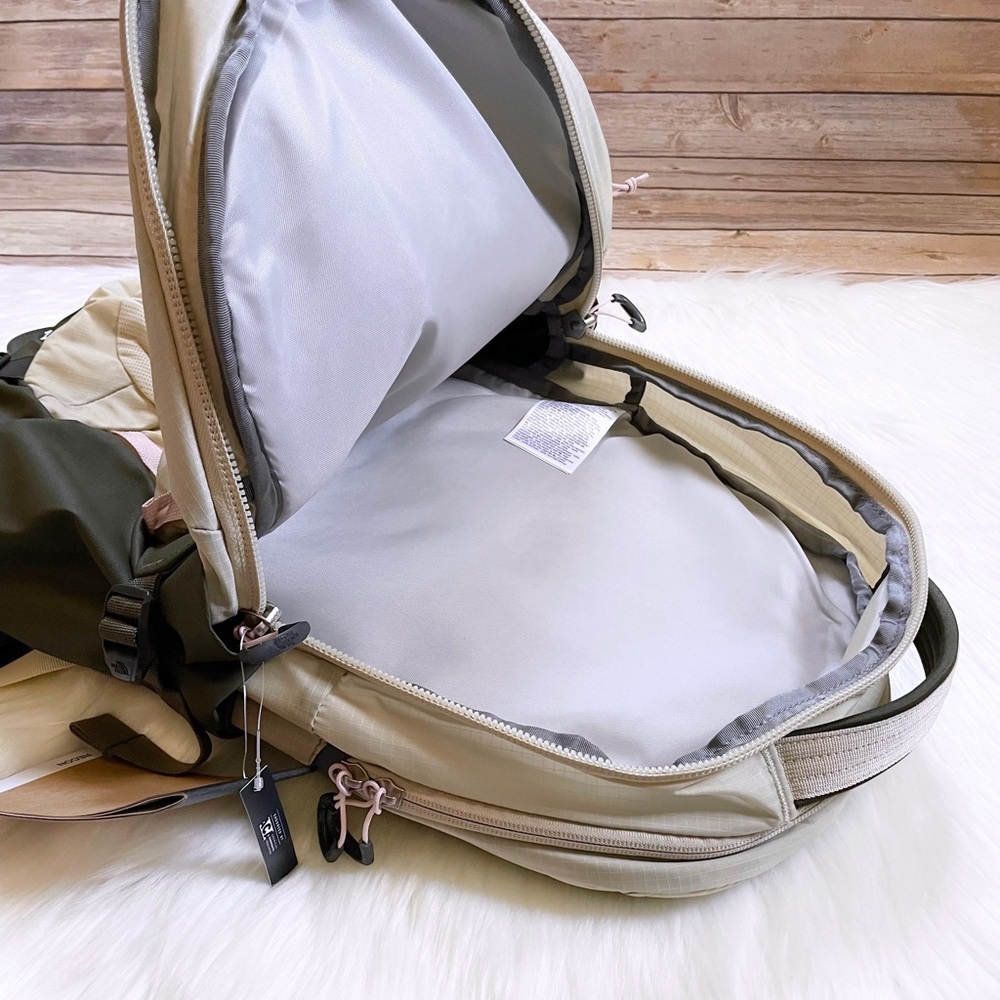 The North Face Women’s Recon 30 Liter Backpack - Picture 8 of 10